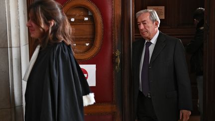 L'ancien magistrat Gilbert Azibert quitte la salle d'audience de la cour d'appel de Paris le 7 décembre 2022. (CHRISTOPHE ARCHAMBAULT / AFP)