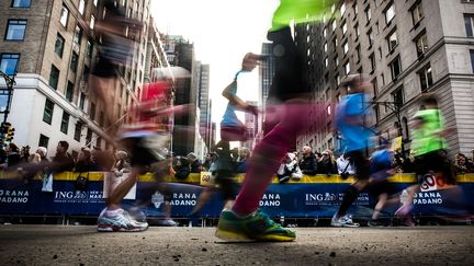 Des participants au marathon de New York (Etats-Unis), le 3 novembre 2013. (ANDREW BURTON / GETTY IMAGES NORTH AMERICA / AFP)