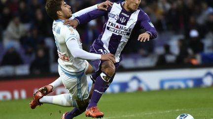 Oscar Trejo (Toulouse) à la lutte avec Lucas Silva Borges (Marseille) 