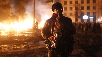 Un joueur de saxo, &agrave; Kiev, le 22 janvier 2014. (VASILY FEDOSENKO / REUTERS)