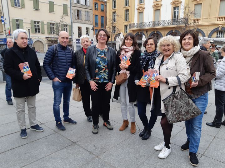 L'équipe de campagne d’Agnès Langevine (EELV), en tractage sur un marché du centre-ville. (SARAH TUCHSCHERER / RADIO FRANCE)