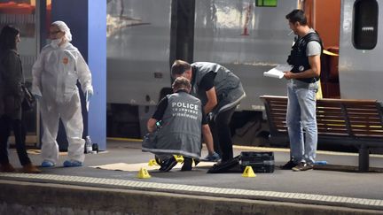 Des policiers scientifiques examinent le Thalys attaqu&eacute;, le 21 ao&ucirc;t 2015 &agrave; Arras (Pas-de-Calais). (PHILIPPE HUGUEN / AFP)