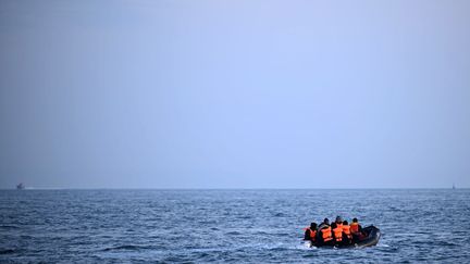 Une embarcation avec à bord des migrants, sur la Manche (illustration). (BEN STANSALL / AFP)