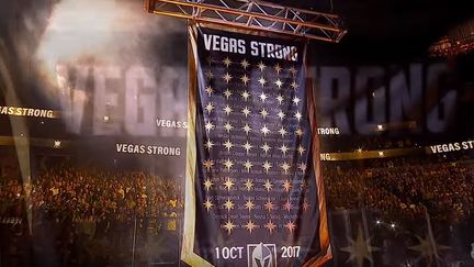 Un fanion géant est monté sous le toit du stade de Las Vegas (Nevada) où évolue les Golden Knights, équipe de hockey sur glace. (CAPTURE D'ÉCRAN YOUTUBE)