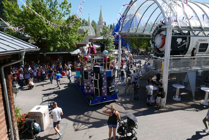 Le chanteur suisse "DJ BoBo" vient en voisin enregistrer son clip sur un char à Europa-Park, au milieu des visiteurs ravis (Photo EMMANUEL LANGLOIS)