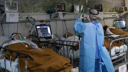 Au sud du Brésil, à l'hôpital Nossa Senhora da Conceiaro de Porte Alegre, un soignant s'occupe des malades du Covid-19. (SILVIO AVILA / AFP)