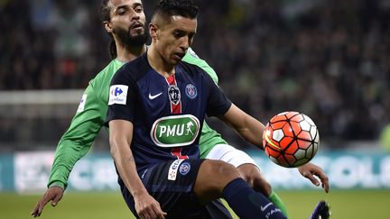 Benoît Assou-Ekotto presse Marquinhos lors de Saint-Etienne-PSG (JEFF PACHOUD / AFP)