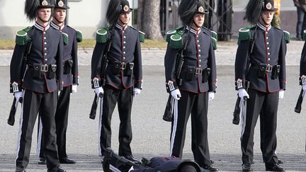 Un soldat s'est &eacute;vanoui en attendant l'arriv&eacute;e du prince Charles et de Camilla &agrave; Oslo (Norv&egrave;ge), le 20 mars 2012. (CHRIS JACKSON / GETTY IMAGES)