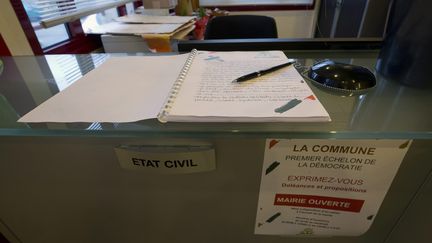 Un cahier de doléances pour le "grand débat national" à la mairie d'Aix-Noulette. (COURBE / MAXPPP)