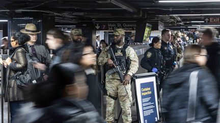 Des policiers de l'État de New York et des troupes de la Garde nationale surveillent une entrée du système de transport en commun de la ville de New York au Grand Central Terminal de New York, New York, États-Unis, le 6 mars 2024. (JUSTIN LANE / MAXPPP)