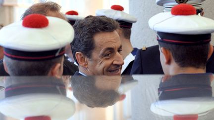 Le pr&eacute;sident fran&ccedil;ais Nicolas Sarkozy parle avec des jeunes marins en visite &agrave; l'&eacute;cole navale de Lanveoc-Poulmic (Finist&egrave;re), le 3 janvier 2012. (AFP)