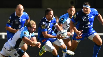 L'ailier de Castres Martin Laveau échappe à un tacle lors d'un match de TOP 14 à Montpellier, le 26 août 2018. (PASCAL GUYOT / AFP)