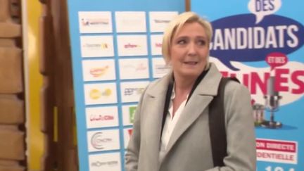 Marine Le Pen a suspendu sa campagne de terrain, mardi 22 février, afin de se consacrer à la collecte des parrainages. Il lui en manque 107, à dix jours de la date limite du dépôt des signatures.&nbsp; (FRANCE 3)