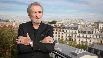 Portrait du chanteur Eddy Mitchell pour son livre "Des Lilas à Belleville", le 25 octobre 2022. (FRED DUGIT / MAXPPP)