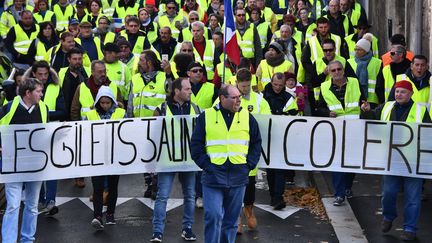 Une manifestation des "gilets jaunes" à Rochefort (Charente-Maritime), le 24 novembre 2018. (XAVIER LEOTY / AFP)