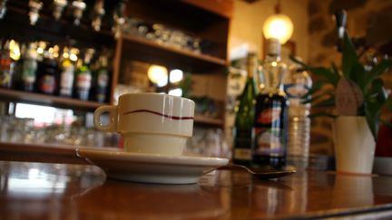 Une tasse à café sur un comptoir dans un café à Rodez (Aveyron). (MAXPPP)