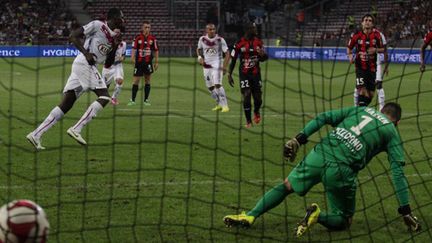 Cheick Diabaté (Bordeaux) trompe Hassen (Nice) (JEAN CHRISTOPHE MAGNENET / AFP)