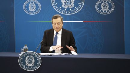 Le Premier ministre italien, Marien Draghi, lors d'une conférence de presse à Rome, le 26 mars 2021. (ALESSANDRA TARANTINO / AFP)