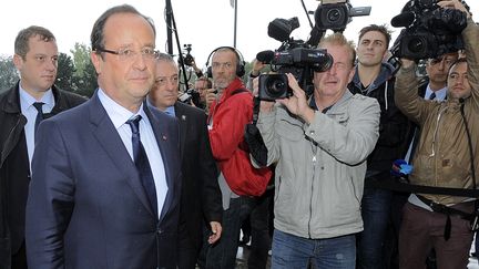 Les journalistes accueillent Fran&ccedil;ois Hollande, lors de son arriv&eacute;e sur le site ArcelorMittal &agrave; Florange (Moselle), le 26 septembre 2013. (NICOLAS BOUVY / AFP)