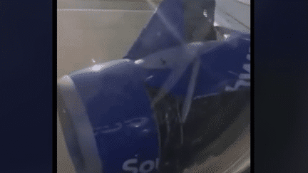 Un avion de la Southwest Airlines a dû faire demi-tour. Un bout du capot s’est détaché et est venu taper sur l’aile de l’appareil en plein décollage, dimanche 7 avril. Un nouvel incident qui marque une série noire pour Boeing. (franceinfo)