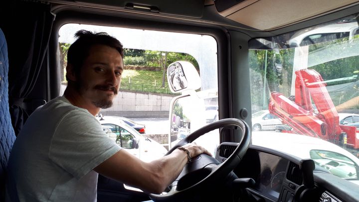 Greg 29 ans forain dans son camion opération escargot sur le périphérique.&nbsp; (BENJAMIN ILLY / FRANCE-INFO)