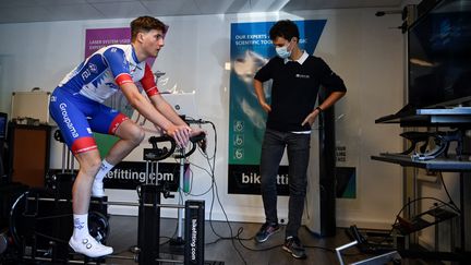 Enzo Paleni (Groupama-FDJ) lors d'une séance de bikefitting dans le centre de l'équipe, à Besançon, le 19 octobre 2021. (SEBASTIEN BOZON / AFP)