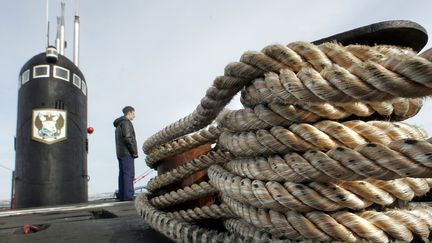 Le sous-marin "Lipetsk" dans la base de Severomorsk, le 19 avril 2007. Le nom du sous-marin concerné par l'incendie n'a pas été communiqué par l'armée. (ALEXANDER NEMENOV / AFP)