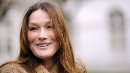 Carla Bruni-Sarkozy lors d'une visite de l'h&ocirc;pital de Garches (Hauts-de-Seine) le 12 janvier 2012 (ERIC FEFERBERG / AFP)