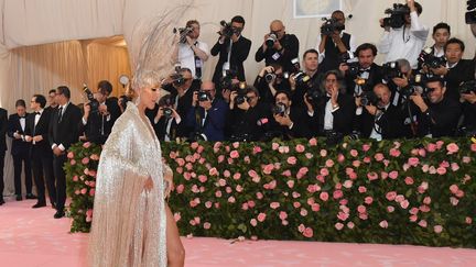 La tenue de Céline Dion a elle aussi été très remarquée lundi soir à l'entrée du Metropolitan Museum of Art. Au programme : une robe à sequins et une coiffure faite de plumes, particulièrement impressionnante.&nbsp; (ANGELA WEISS / AFP)