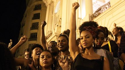 Des Brésiliennes protestent à Rio de Janeiro (Brésil), le 27 mai 2016, après le viol collectif d'une jeune femme.  (ELLAN LUSTOSA / CITIZENSIDE / AFP)