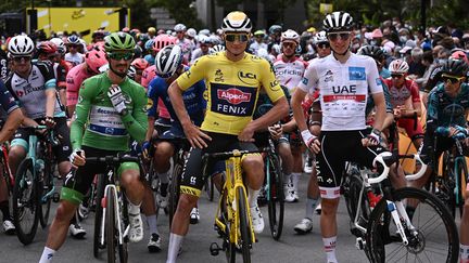 Julian Alaphilippe (en vert), Mathieu van der Poel (en jaune) et Tadej Pogacar (en blanc) lors de la troisième étape du Tour de France 2021. (ANNE-CHRISTINE POUJOULAT / AFP)