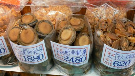 Des ormeaux déshydratés en vente à Hong Kong à 540 euros le kilo. (Markus Burgener / TRAFFIC)