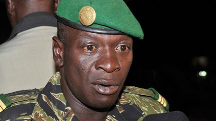 Le chef de la junte militaire malienne, le capitaine Amadou Sanogo, dont l'arm&eacute;e perd du terrain au nord du Mali, parle &agrave; la presse pr&egrave;s de Bamako (Mali) le 31 mars 2012. (ISSOUF SANOGO / AFP)