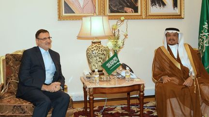 L'image de la rencontre entre le ministre saoudien du pèlerinage, Mohammed Bentin (D), et Hamid Mohammadi, chef d'une délégation iranienne, le 23 février à Djeddah en Arabie saoudite, diffusée par l'agence officielle saoudienne. Les deux hommes ont discuté des modalités de retour des pèlerins iraniens à La Mecque. (SPA/Saudi Press Agency)