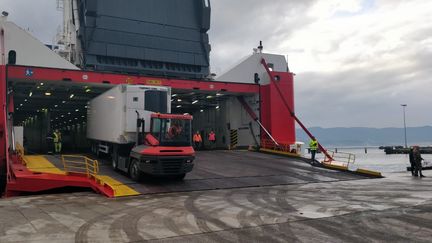 De la marchandise&nbsp;est&nbsp;déchargée au port d'Ajaccio en Crose,&nbsp;le 28 avril 2020. (ERIC AUDRA / RADIO FRANCE)