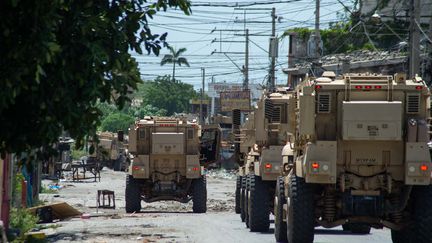 Des véhicules de l'armée kényane, faisant partie d'une Mission multinationale d'appui à la sécurité, patrouillent à Port-au-Prince (Haïti), le 17 juillet 2024. (CLARENS SIFFROY / AFP)