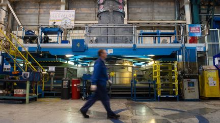 Un salarié de General Electric sur le site de Belfort, en octobre 2015.&nbsp; (SEBASTIEN BOZON / AFP)