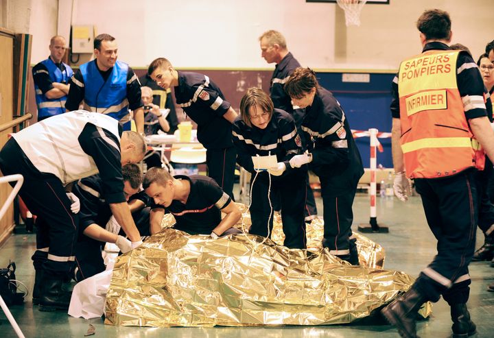 Des pompiers apportent les premiers secours &agrave; une victime fortement alcoolis&eacute;e apr&egrave;s un "ap&eacute;ro g&eacute;ant" &agrave; Nantes (Loire-Atlantique), le 1er juin 2011. (FRANK PERRY / AFP)