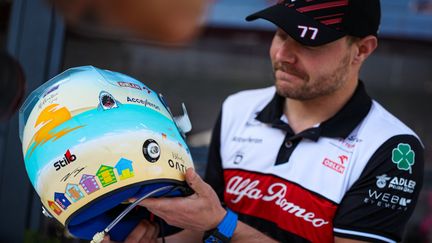 Valtteri Bottas (Alfa Romeo) présente son casque spécial avant le Grand Prix d'Australie, au circuit d'Albert Park, le 8 avril 2022. (FLORENT GOODEN via AFP)