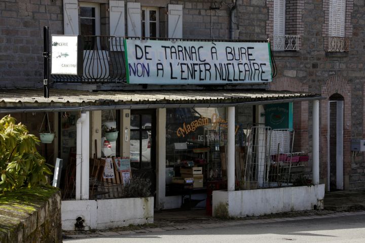 La devanture du "Magasin général" ne plaît pas à tout le monde dans le village. (PASCAL LACHENAUD / AFP)