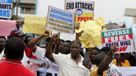 Les Nigérians organisent une manifestation contre l'inflation et la mauvaise gouvernance, sous le slogan #EndBadGovernance, à Ojota, un quartier de Lagos (Nigeria), le 2 août 2024. (ADEKUNLE AJAYI / NURPHOTO / AFP)