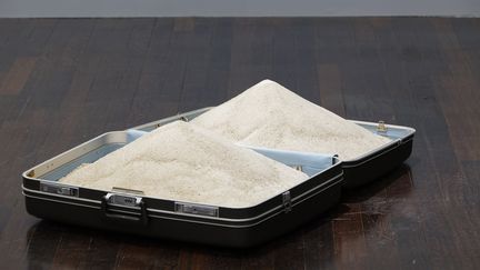 Taysir Batniji, "sans titre", 1998 (actualisation 2021). Valise, sable. Vue de l’exposition "Quelques bribes arrachées au vide qui se creuse", MAC VAL 2021.&nbsp; (Photo © Aurélien Mole. © Adagp, Paris 2021.)