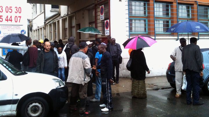 Des habitants&nbsp;expuls&eacute;es d'un squat, &agrave; Pantin (Seine-Saint-Denis), mercredi 26 ao&ucirc;t 2015.&nbsp; (SOLEN FLUZIN)