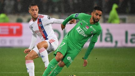 Ryad Boudebouz et Maxence Caqueret lors du match ASSE-Lyon, le 3 octobre 2021, à Geoffroy-Guichard. (PHILIPPE DESMAZES / AFP)