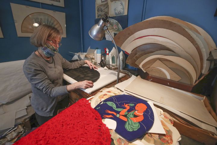 Anne Hoguet,&nbsp;éventailliste et maître d'art,&nbsp;propriétaire de&nbsp;l'unique atelier-musée français de l'éventail,&nbsp;le 20 janvier 2021 à Paris.&nbsp;&nbsp; (MICHEL EULER/AP/SIPA / SIPA)