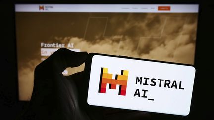 Le logo de Mistral AI. (IMAGEBROKER/TIMON SCHNEIDER / IMAGEBROKER.COM / MAXPPP)