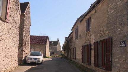 Avec le confinement lié à l’épidémie de Covid-19, des réseaux d’entraide se créent dans les rues et les immeubles des villes. Mais aussi à l’échelle d’un village que l’on recrée des liens, comme à Omerville (Val d’Oise). (France 3)