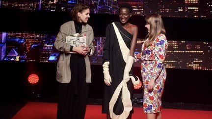 Daniela Schmid reçoit le prix Eco-conception ECO TLC au Festival International des Créateurs de Mode à Dinan, le 13 avril 2019 (G.FRADET/FESTIVAL DE DINAN)