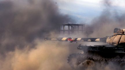 Un tank de l'arm&eacute;e syrienne, dans la ville d'Al-Qusayr, le 23 mai 2013. ( AFP / PHOTNONSTOP)