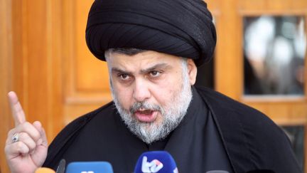 Le chef chiite Moqtada al-Sadr lors d'une conférence de presse le 30 avril 2016 à Najaf, ville sainte chiite au sud de Bagdad. (Alaa Al-Marjani / REUTERS)